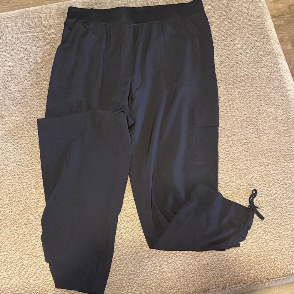 Jones New York Black Cargo Capri pants M